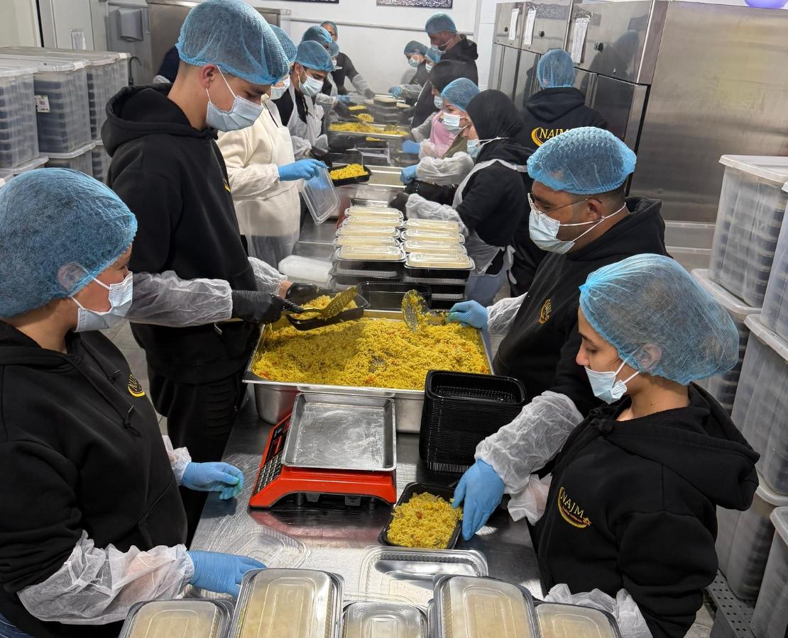 쉘터 내 실향민들을 위한 긴급 식량 지원 모습